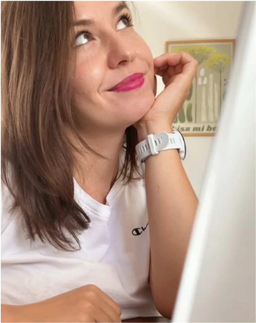 Marta Karwacka przy biurku